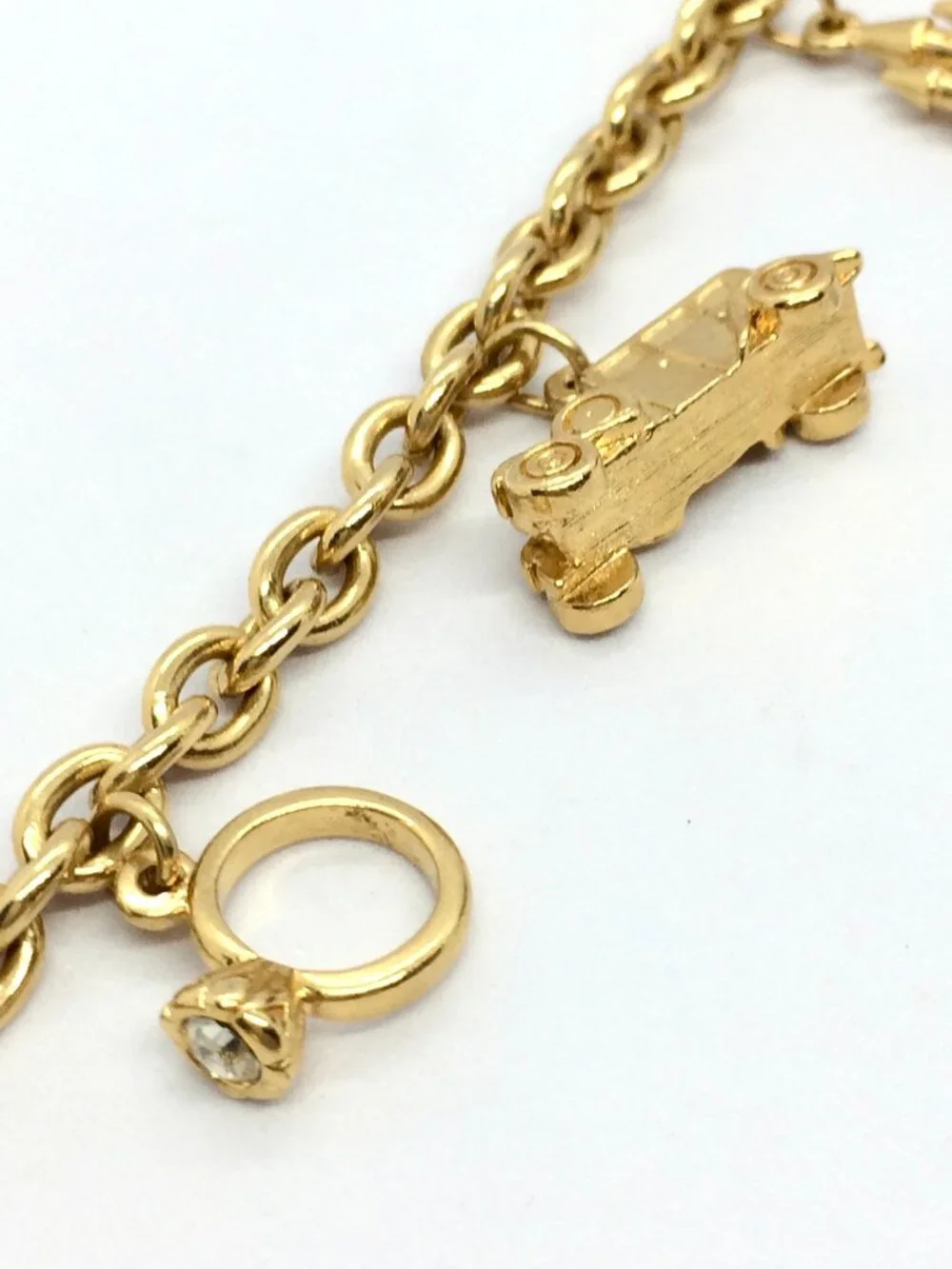 VINTAGE AVON BRACELET Rich & Famous Gold Tone 5 Charm Travel Theme 1980s - Picture 5 of 12